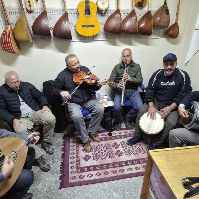 Farklı mesleklerden insanları "müzik aşkı" bir araya getiriyor