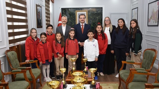 Şampiyonlar başarılarını Kaymakam Güldoğan ile paylaştı