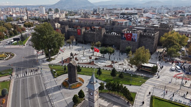 Cumhuriyet Meydanı'nın çehresi değişiyor