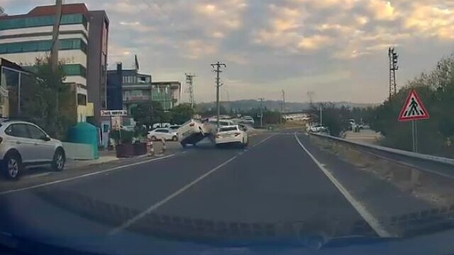 Hastane önünde korkutan çarpışma: Kazaya ilk müdahale hastane personelinden