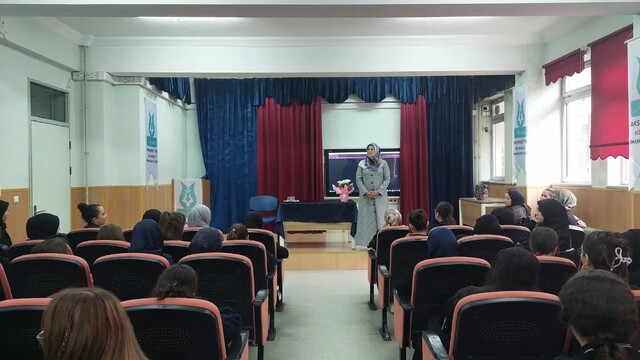 Kütahya Akşemsettin Kız Anadolu İmam Hatip Lisesi'nde "Peygamberimiz ve Aile" konulu seminer