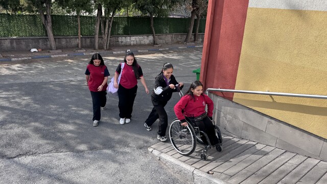 Ecrin engelini arkadaşlarıyla aşıyor
Bedensel engelli Ecrin'i arkadaşları yalnız bırakmıyor