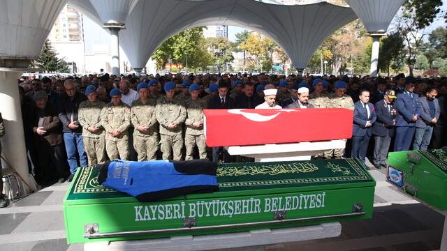 Erciyes'te kayalıklardan düşerek ölen dağcı son yolculuğuna uğurlandı