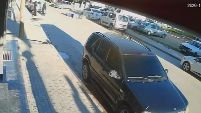 Devrilen motokurye metrelerce sürüklenip otomobile çarptı: O anlar kamerada
