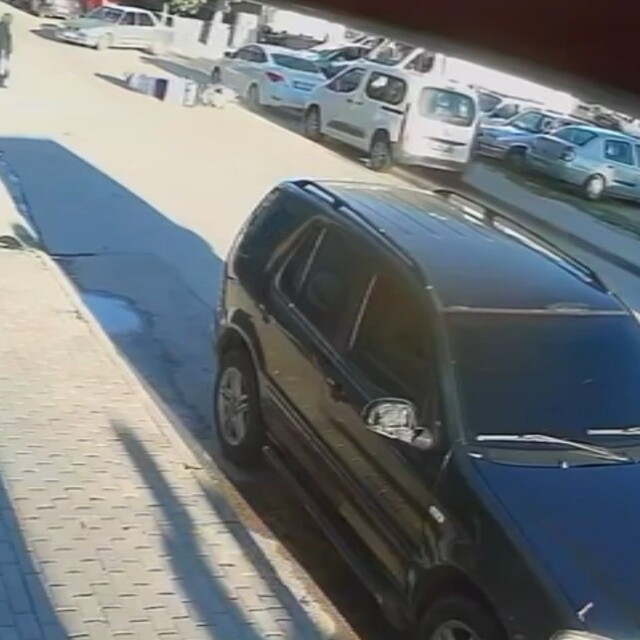 Devrilen motokurye metrelerce sürüklenip otomobile çarptı: O anlar kamerada
