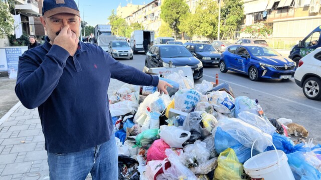 Karşıyaka'da çöp dağları insan boyuna ulaştı, vatandaş isyan etti
Günlerdir toplanmayan çöpler, Karşıyaka sokaklarını çöplüğe çeviri