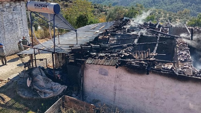 Aydın'da çıkan yangında bir ev küle döndü