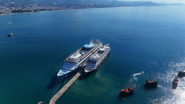 Alanya'ya İngiliz ve ABD'li turist akını
Alanya Limanı'na iki gemi yanaştı, turistler kenti gezmeye çıktı
Alanya'ya iki kruvaziyerle 2 bin 400 turist geldi