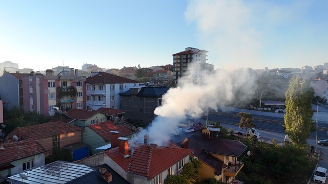 Uşak'ta tek katlı evin çatısında çıkan yangın söndürüldü