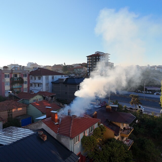 Uşak'ta tek katlı evin çatısında çıkan yangın söndürüldü