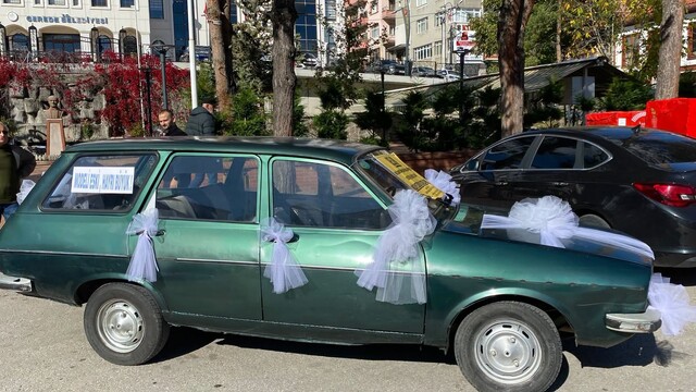 Gelin gibi süslenen klasik otomobil hayır için görücüye çıktı
Cami inşaatı için aracını satışa çıkardı: "Modeli eski, hayrı büyük"
Hayırseverden cami inşaatına gelin gibi süslenmiş araç bağışı