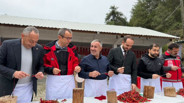Ünlü Çukurören acı biberi yiyerek yarıştılar
Kamu kurum müdürleri ipe biber dizerek hünerlerini sergiledi, birinciliği Bilecik İl Jandarma Komutanı Ali Vanlı kazandı