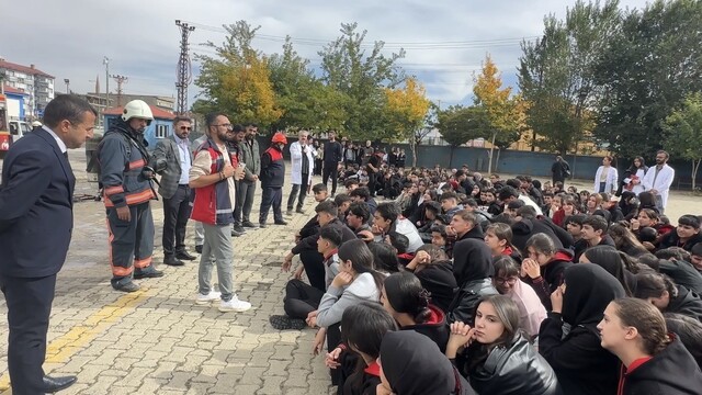Yüksekova'da nefes kesen yangın tatbikatı