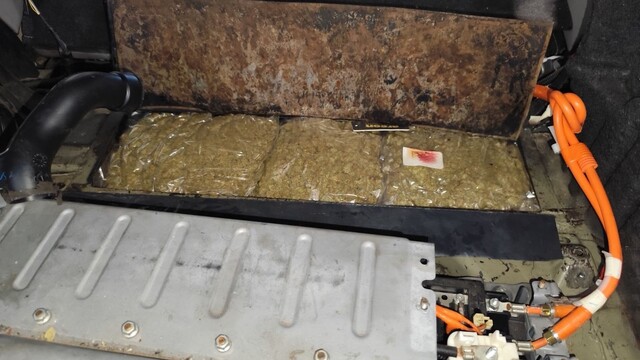 Akünün altına gizlenen 4 kilo 560 kilo esrar ele geçirildi
Türkiye'ye sokulmak istenen 4 kilo 560 gram esrar sınırda yakalandı