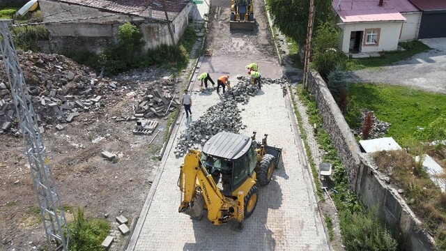 Ardahan'da Mahalle yolları kilit parke taşlarıyla yenileniyor