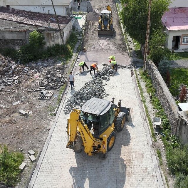 Ardahan'da Mahalle yolları kilit parke taşlarıyla yenileniyor