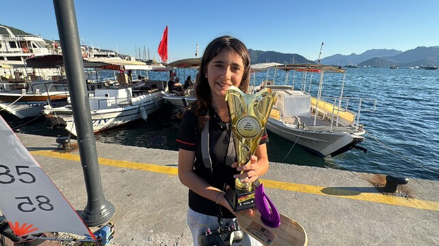 Küçük yaşına rağmen, şampiyonluk kupasını Marmaris'e getirdi