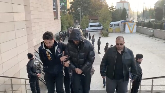 Eskişehir merkezli 32 ildeki dev yasa dışı bahis operasyonunda 86 şüpheli adliyede
Hesaplarında 7,1 milyar liralık işlem hacmi tespit edilen şüpheliler adliyeye sevk edildi