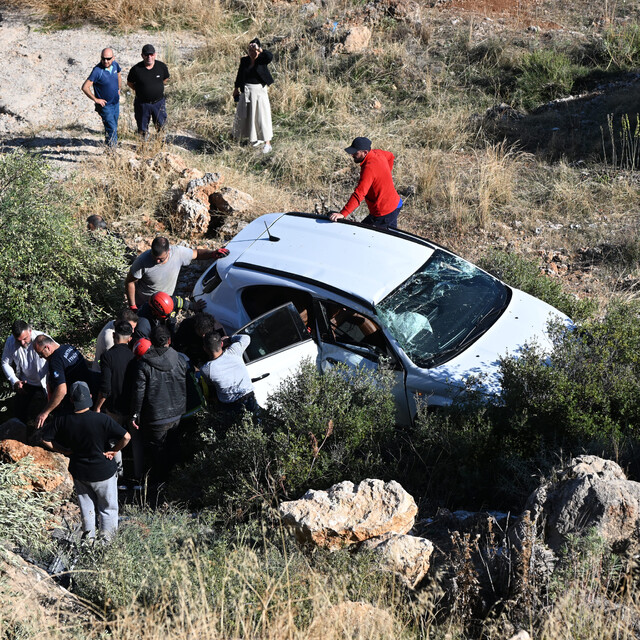 Seyir terasında 30 metreden yuvarlanan otomobilin sürücüsü yaralandı