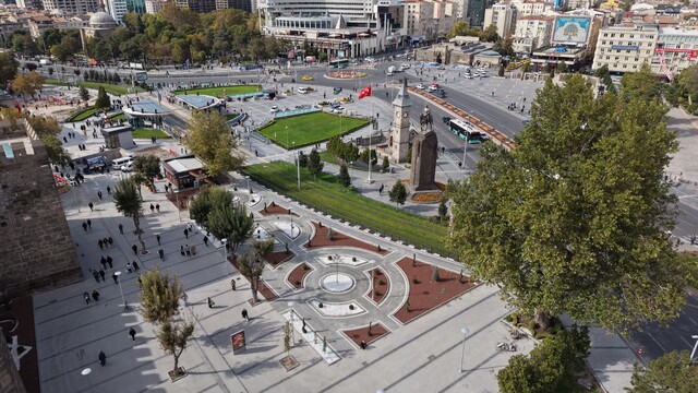 Kayseri'de Cumhuriyet Meydanı'nın çehresi değişiyor