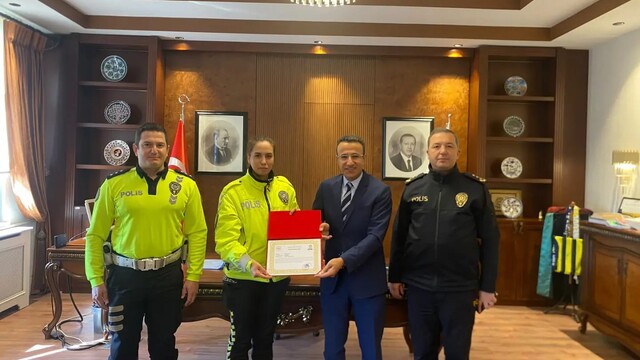 Yaralı ıslanmasın diye başında şemsiyeyle bekleyen kadın polise başarı belgesi