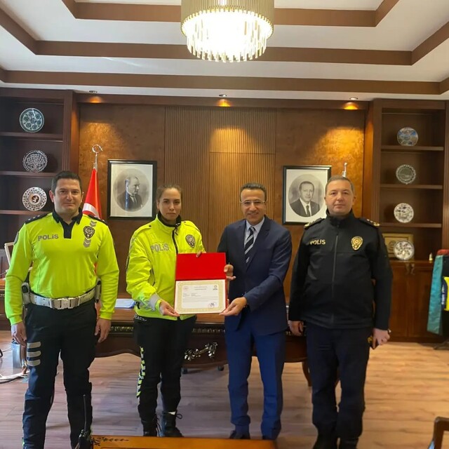 Yaralı ıslanmasın diye başında şemsiyeyle bekleyen kadın polise başarı belg...