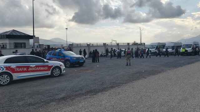 Gaziantep'te jandarmadan okul çevrelerinde huzur uygulaması: Aranan 181 şahıs yakalandı