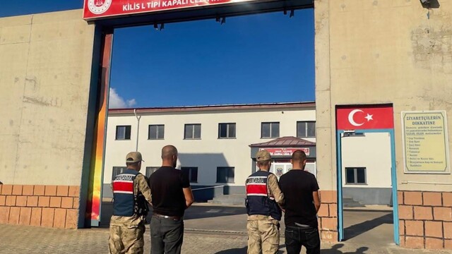 Kilis'te göçmen kaçakçılığı iddiasıyla yakalanan 2 zanlı tutuklandı