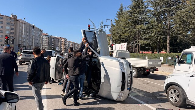 Kontrolden çıkan otomobil araçlara çarpıp ardından yan yattı