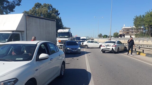 Serik'te 3 araçlı zincirleme kaza