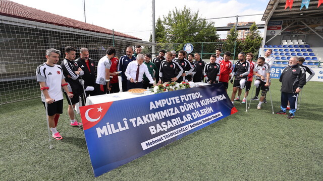 Ampute Milli Futbol Takımı'na Dünya Kupası öncesi baklava ikramı