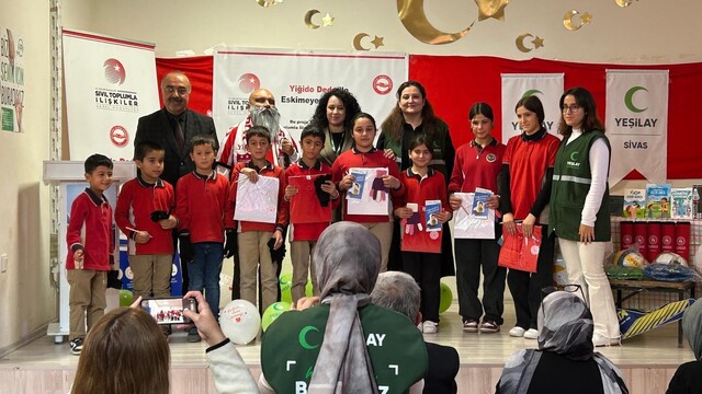 'Yiğido Dede' çocukların yüzünü güldürdü