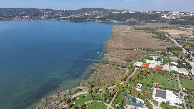 Sapanca Gölü'nde suyun çekildiği alanlar son yağışlarla kısmen doldu