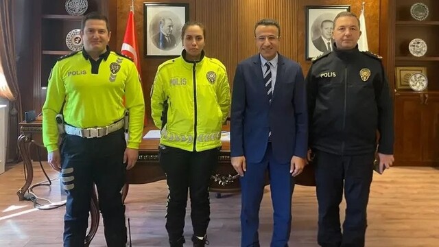 Bursa'da yaralı kişinin başında şemsiyeyle bekleyen polis ödüllendirildi