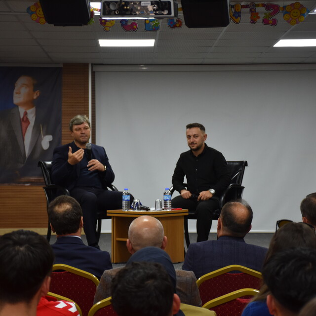 Teknik direktör Ertuğrul Sağlam, Gümüşhane'de öğrencilerle buluştu