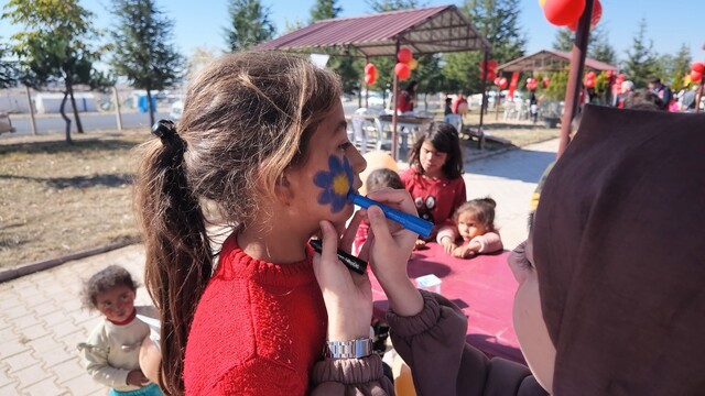 Niğde'de mevsimlik tarım işçilerinin çocukları gönüllerince eğlendi