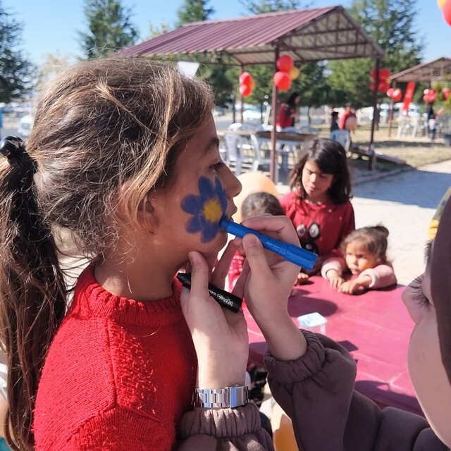 Niğde'de mevsimlik tarım işçilerinin çocukları gönüllerince eğlendi