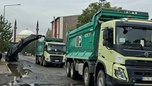 Arpaçay'da vatandaşlar sıcak asfalta kavuştu