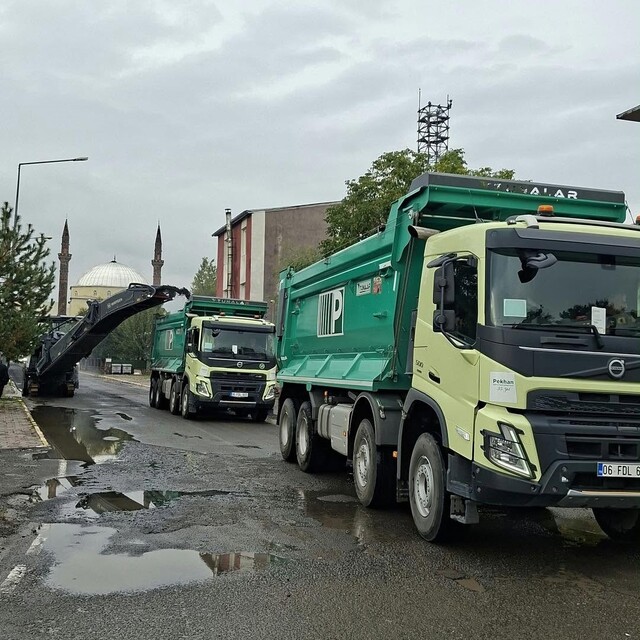 Arpaçay'da vatandaşlar sıcak asfalta kavuştu