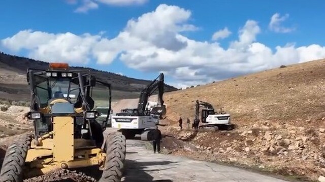 Kilis'te köy yollarında asfalt ve genişletme çalışmaları sürüyor