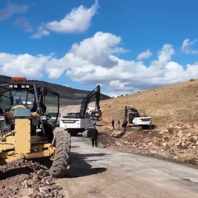 Kilis'te köy yollarında asfalt ve genişletme çalışmaları sürüyor