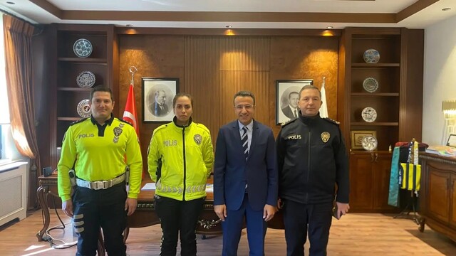Yaralı genci yağmurdan şemsiyeyle koruyan polise başarı belgesi