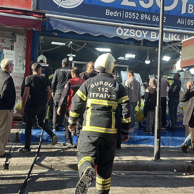 Balıkçının bacasında yangın çıktı, tezgahta satışlar durmadı