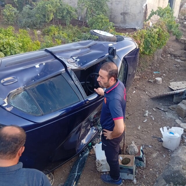 Kurtalan'da otomobil evin bahçesine uçtu: 4 yaralı