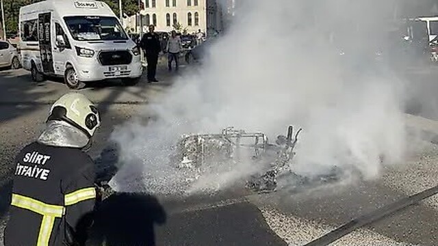 Siirt'te hafif ticari araç ile çarpışan motosiklet alevlere teslim oldu