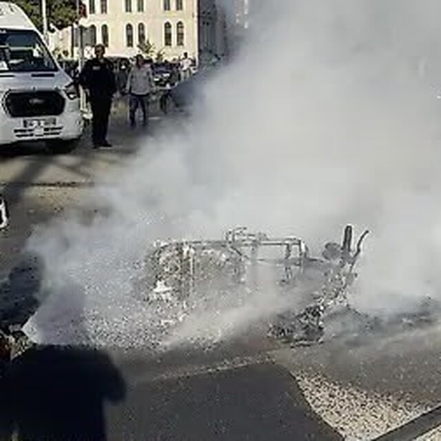 Siirt'te hafif ticari araç ile çarpışan motosiklet alevlere teslim oldu