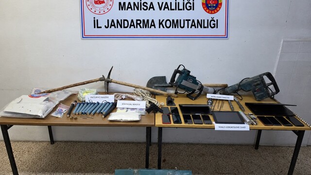 Manisa'da kaçak kazı yapan 8 şüpheli yakalandı