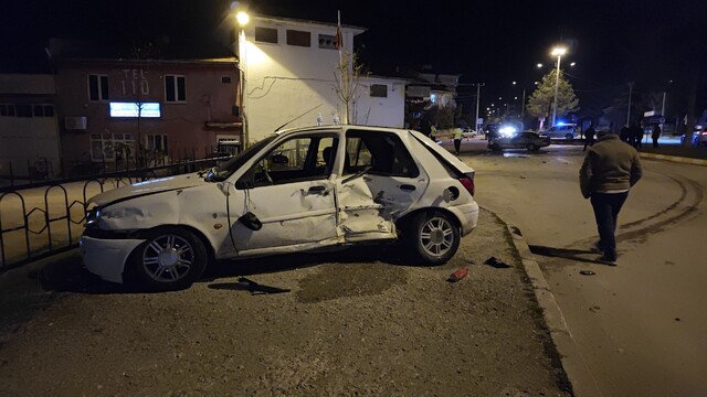Isparta'da otomobiller kavşakta çarpıştı: 3 yaralı
Kaza anı güvenlik kamerasına yansıdı