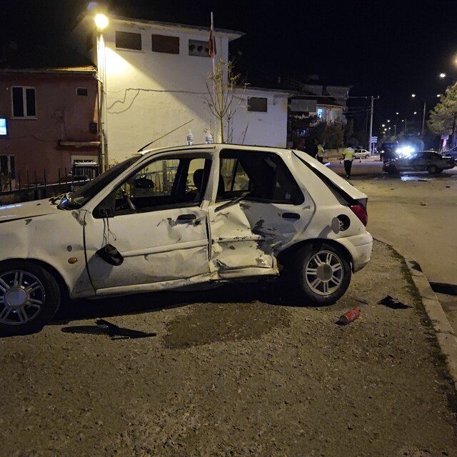 Isparta'da otomobiller kavşakta çarpıştı: 3 yaralı
Kaza anı güvenlik kamera...