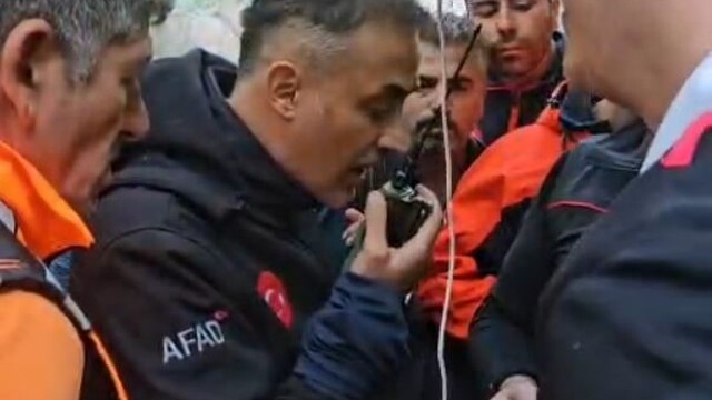 Yazılı Kanyon'da mahsur kalanlara dron ile ulaştırılan telsiz, kurtuluşun habercisi oldu
Geçtiğimiz gün kanyondan kurtarılan 10 kişiyle ile temas anının görüntüleri ortaya çıktı
Temas kurulduğu anda, ekiplerin sevinci de görüntülere yansıdı